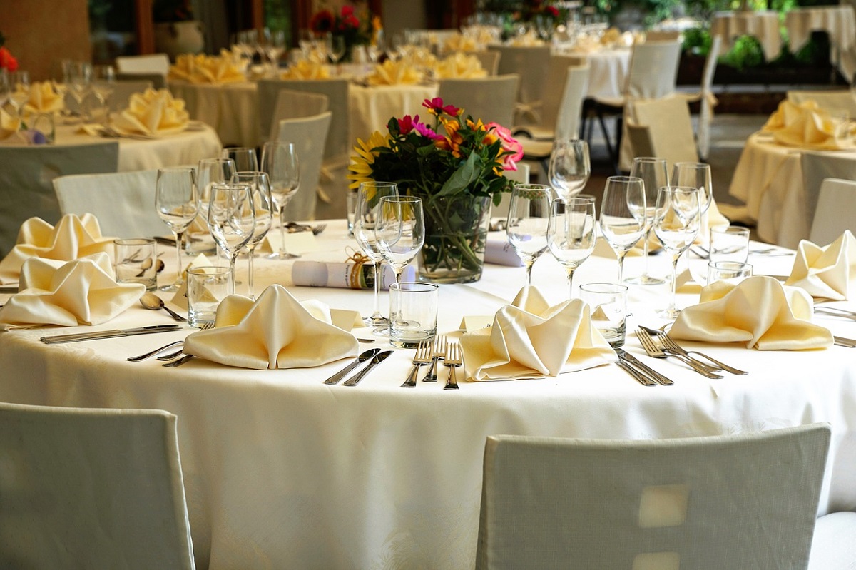 Simple and classy table setting for a wedding