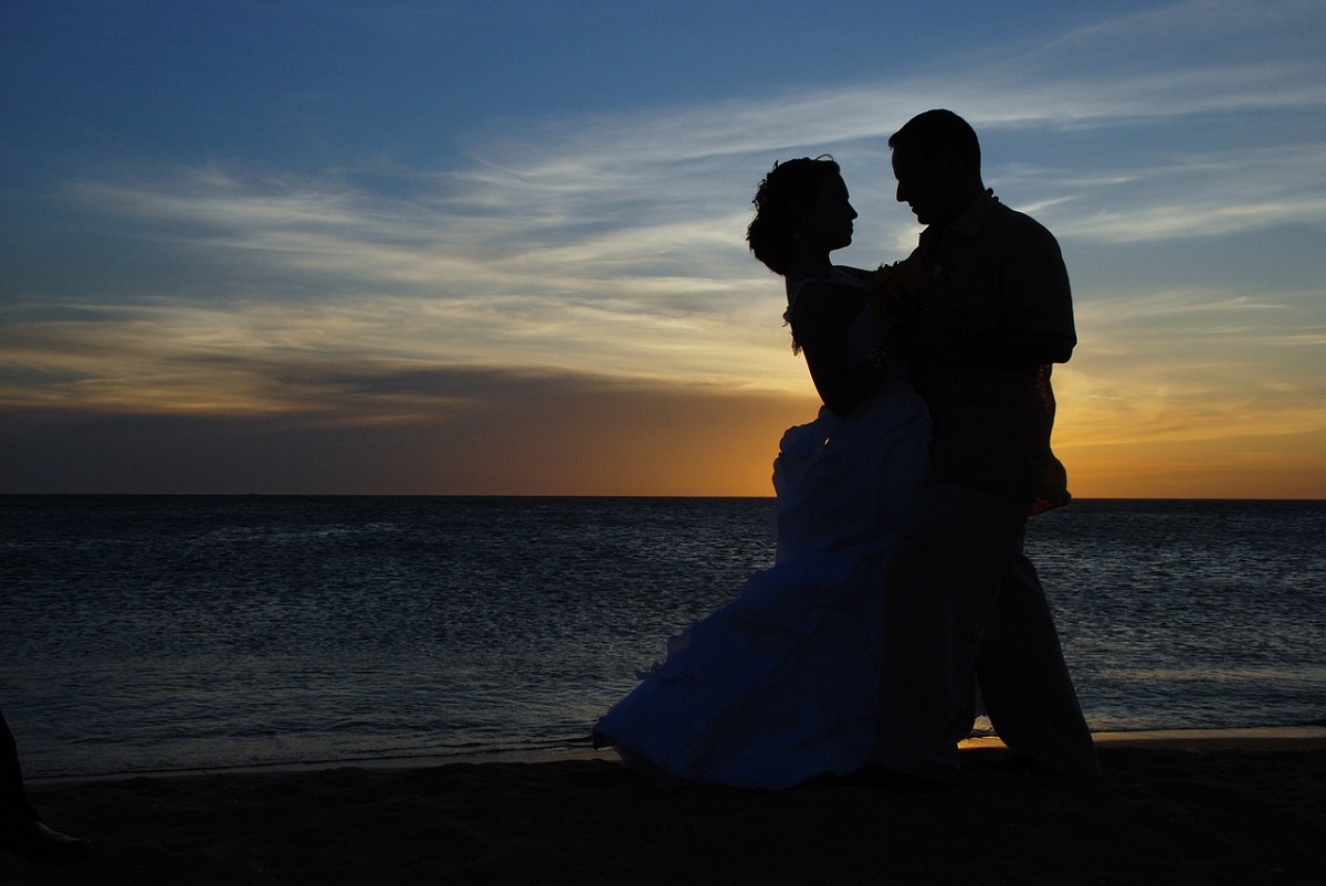 Groom and bride beach silhouette for a batangas wedding