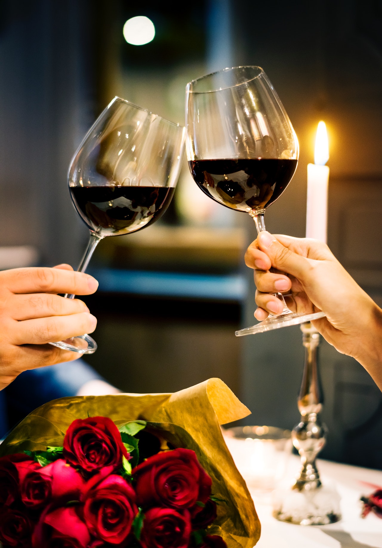Wine glasses with candlelight and roses