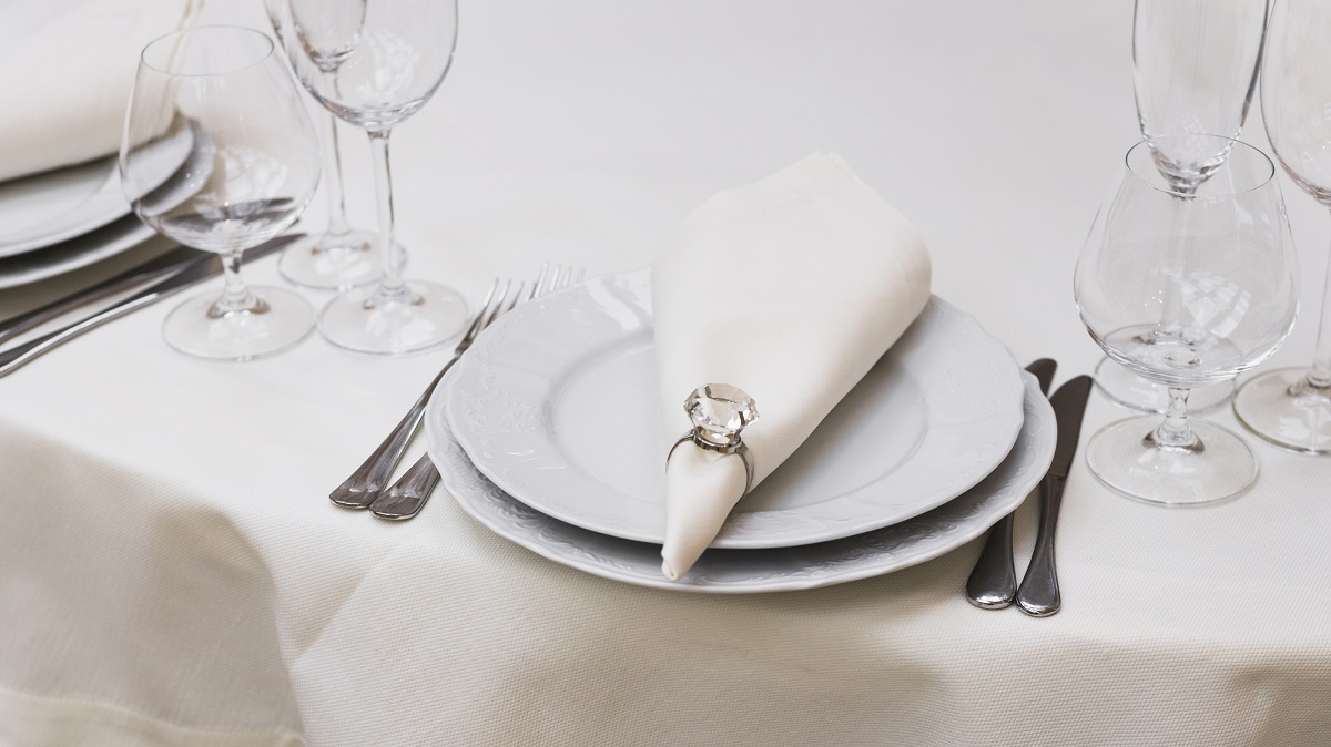 Simple table setting for weddings